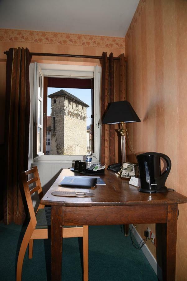 Hotel Le Baron Crémieu Zewnętrze zdjęcie